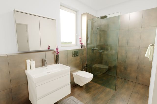Badezimmer mit Glasdusche und warmen Fliesen